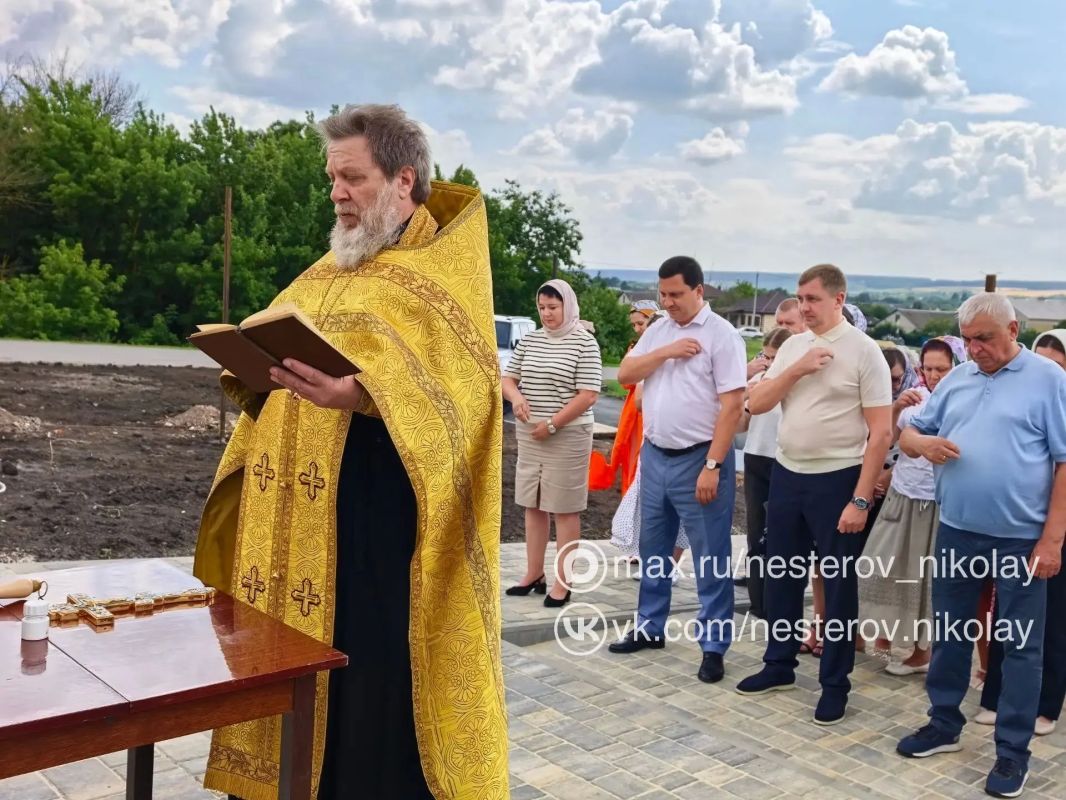 Николай Нестеров: Сегодня стал свидетелем по-настоящему светлого и значимого события — освящения куполов и купольных крестов храмачасовни в селе Бехтеевка Николай Нестеров: Сегодня стал свидетелем по-настоящему светлого и значимого события — освящения куполов и купольных крестов храмачасовни в селе Бехтеевка