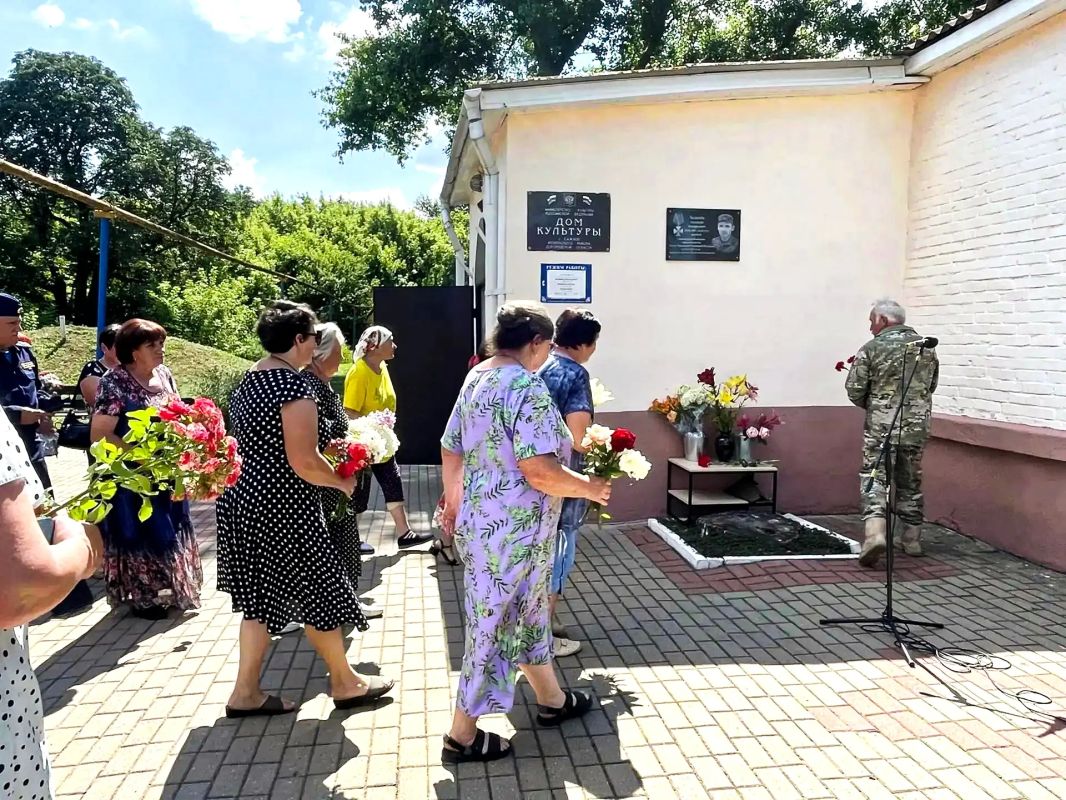 Олег Медведев: В селе Сажное у Дома культуры состоялось событие, объединившее в себе глубокую скорбь и безмерную гордость за нашего земляка — была открыта мемориальная доска Николаю Валерьевичу Леденёву, настоящему защитнику... Олег Медведев: В селе Сажное у Дома культуры состоялось событие, объединившее в себе глубокую скорбь и безмерную гордость за нашего земляка — была открыта мемориальная доска Николаю Валерьевичу Леденёву, настоящему защитнику...
