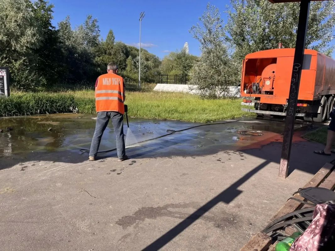 Коммунальные службы приводят в порядок участок в районе памп-трека на улице Корочанской, где произошла течь на сетях водоотведения