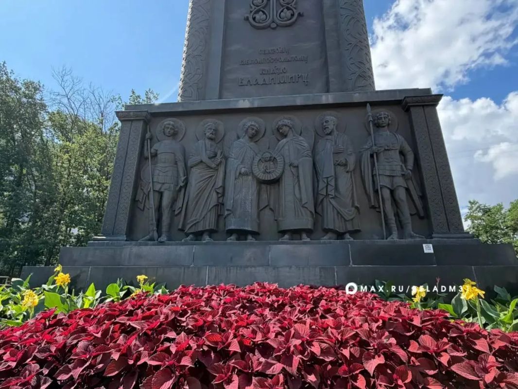 На проспекте Ватутина в Белгороде создают видовую клумбу из многолетников На проспекте Ватутина в Белгороде создают видовую клумбу из многолетников
