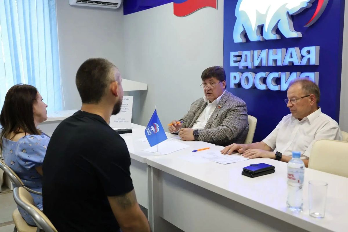 Юрий Клепиков провел личный прием граждан в Валуйском округе Юрий Клепиков провел личный прием граждан в Валуйском округе
