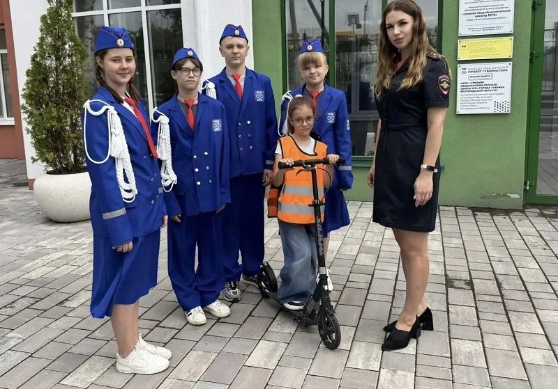 В Белгородской области сотрудники Госавтоинспекции и активисты ЮИД провели урок дорожной безопасности для школьников В Белгородской области сотрудники Госавтоинспекции и активисты ЮИД провели урок дорожной безопасности для школьников