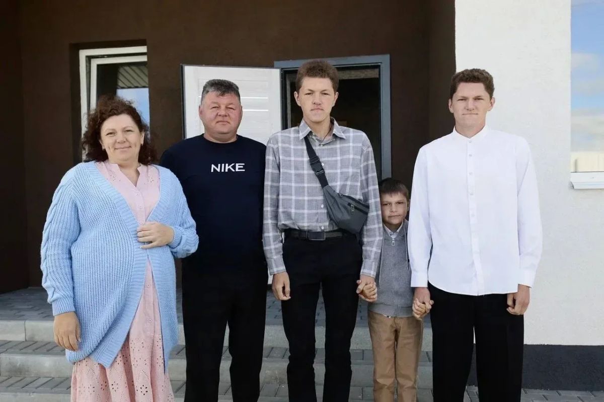 Александр Шуваев вручил ключи от новых домов двум многодетным семьям из Губкинского округа Александр Шуваев вручил ключи от новых домов двум многодетным семьям из Губкинского округа
