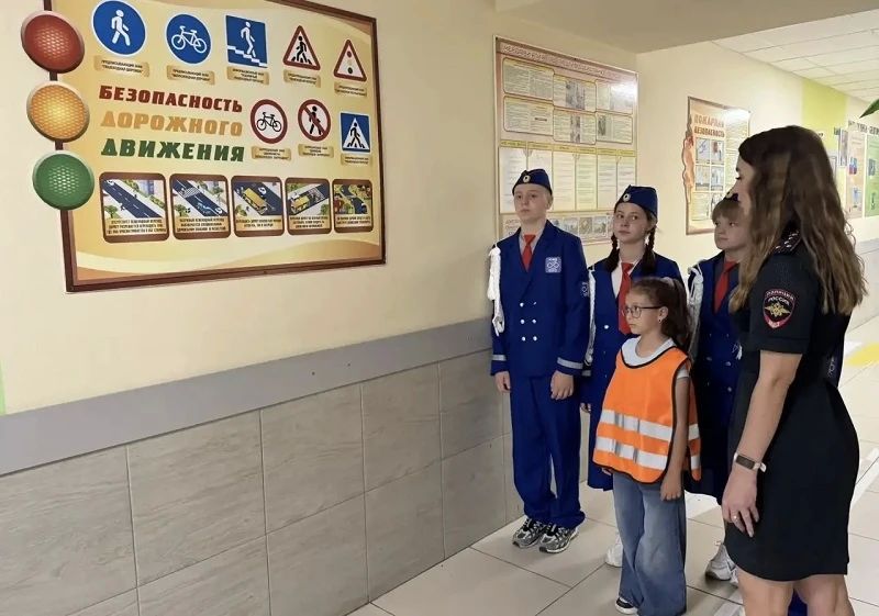 В Белгородской области сотрудники Госавтоинспекции и активисты ЮИД провели урок дорожной безопасности для школьников В Белгородской области сотрудники Госавтоинспекции и активисты ЮИД провели урок дорожной безопасности для школьников