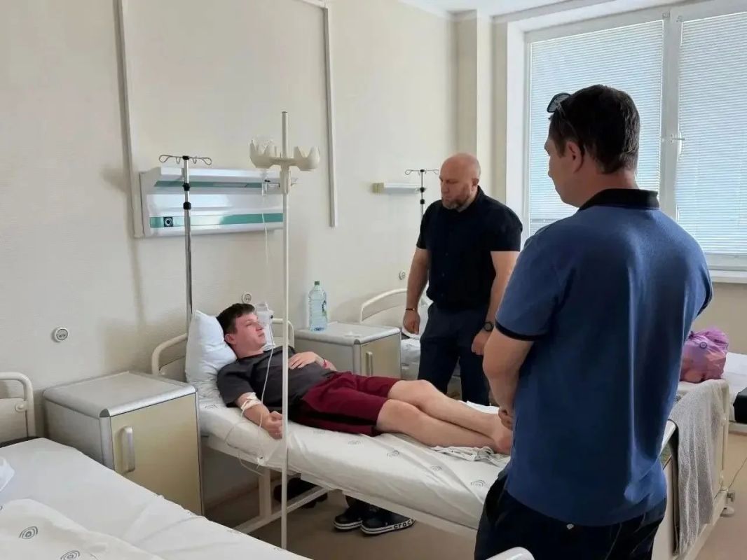 Дмитрий Панков посетил жителей Грайворонского округа, проходящих лечение в областной больнице Дмитрий Панков посетил жителей Грайворонского округа, проходящих лечение в областной больнице