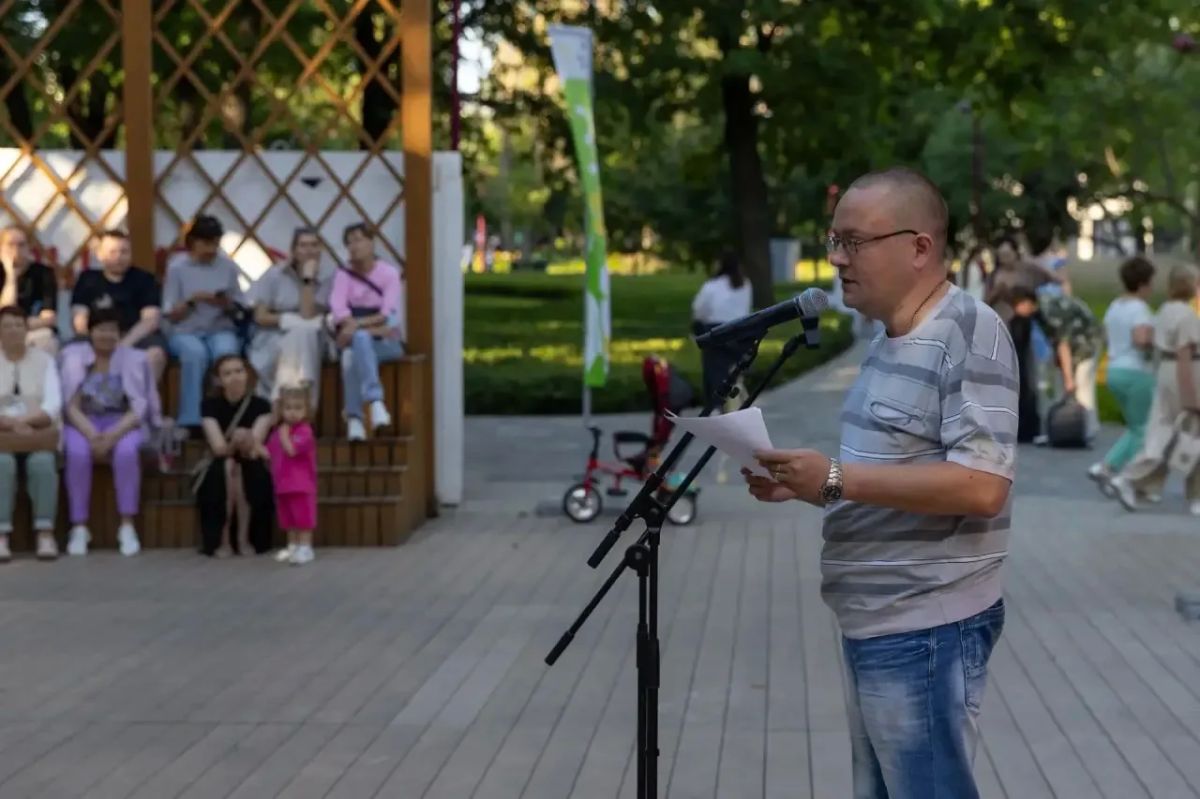 В летнем кинотеатре центрального парка культуры и отдыха состоялась поэтическая встреча «Право слова» В летнем кинотеатре центрального парка культуры и отдыха состоялась поэтическая встреча «Право слова»