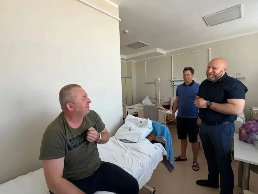 Дмитрий Панков посетил жителей Грайворонского округа, проходящих лечение в областной больнице Дмитрий Панков посетил жителей Грайворонского округа, проходящих лечение в областной больнице