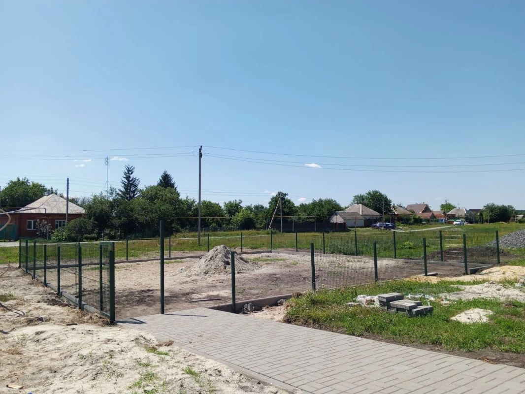 В Головчино продолжается строительство спортивной площадки В Головчино продолжается строительство спортивной площадки