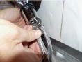 Как исправить протекающий кухонный смеситель: советы и рекомендации