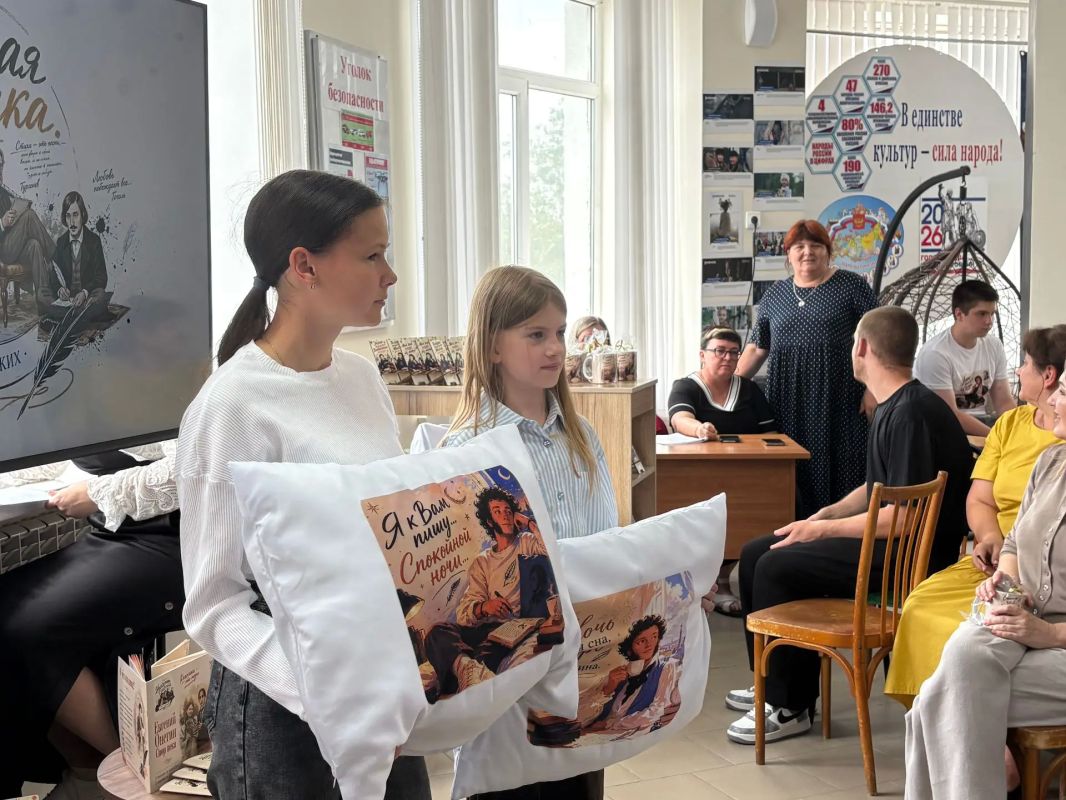 В книжной кофейне Волоконовской центральной библиотеки состоялась презентация арт-книги «Онегин В книжной кофейне Волоконовской центральной библиотеки состоялась презентация арт-книги «Онегин
