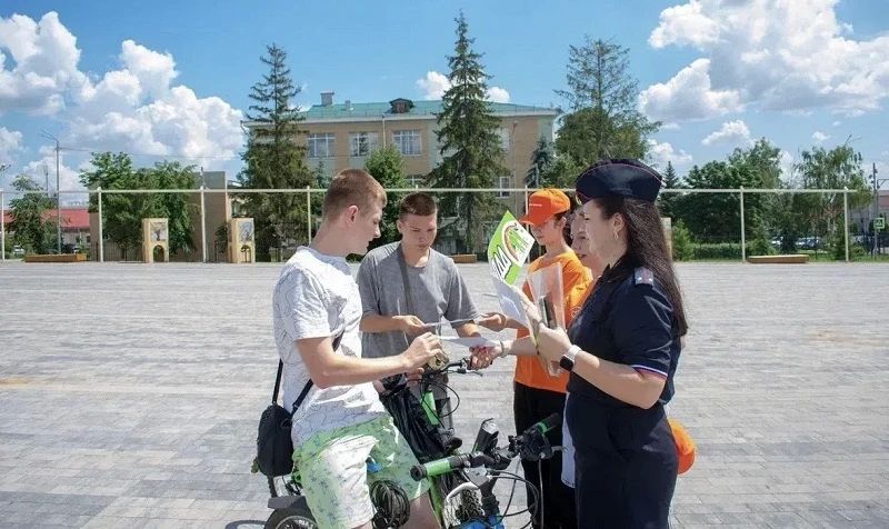 В Алексеевке Госавтоинспекция и волонтеры провели профилактическую акцию для юных велосипедистов В Алексеевке Госавтоинспекция и волонтеры провели профилактическую акцию для юных велосипедистов