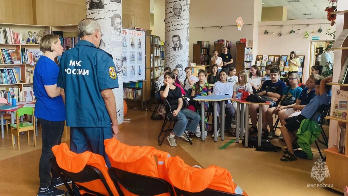 Инспекторы ГИМС провели занятие с детьми по безопасному поведению на воде Инспекторы ГИМС провели занятие с детьми по безопасному поведению на воде
