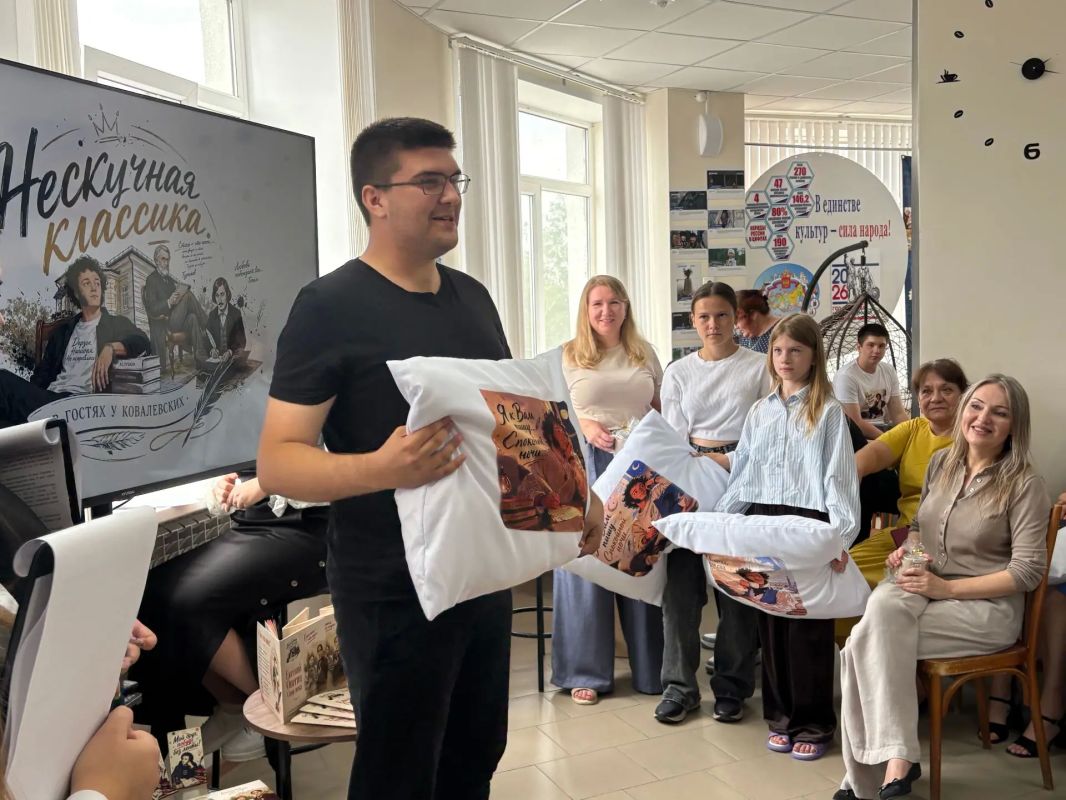 В книжной кофейне Волоконовской центральной библиотеки состоялась презентация арт-книги «Онегин В книжной кофейне Волоконовской центральной библиотеки состоялась презентация арт-книги «Онегин