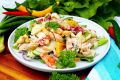 Салат с копченой курицей и свежими овощами