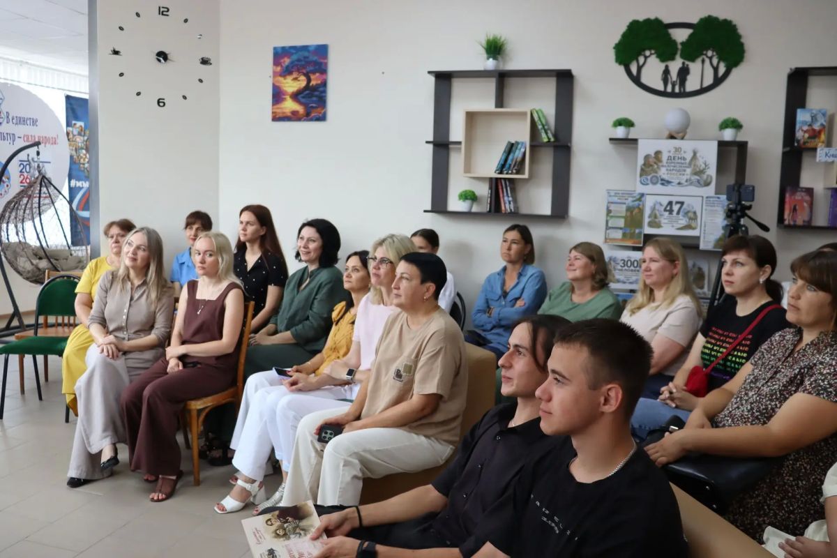 В книжной кофейне Волоконовской центральной библиотеки состоялась презентация арт-книги «Онегин В книжной кофейне Волоконовской центральной библиотеки состоялась презентация арт-книги «Онегин