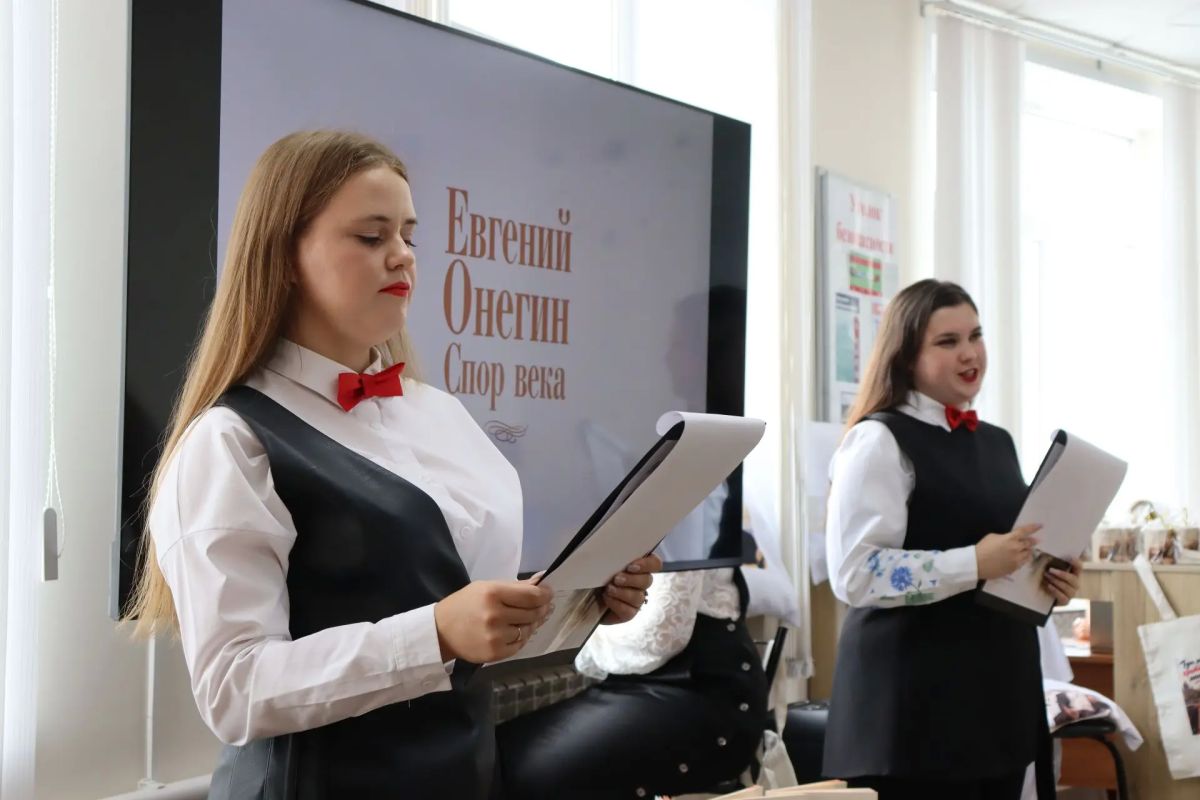 В книжной кофейне Волоконовской центральной библиотеки состоялась презентация арт-книги «Онегин В книжной кофейне Волоконовской центральной библиотеки состоялась презентация арт-книги «Онегин