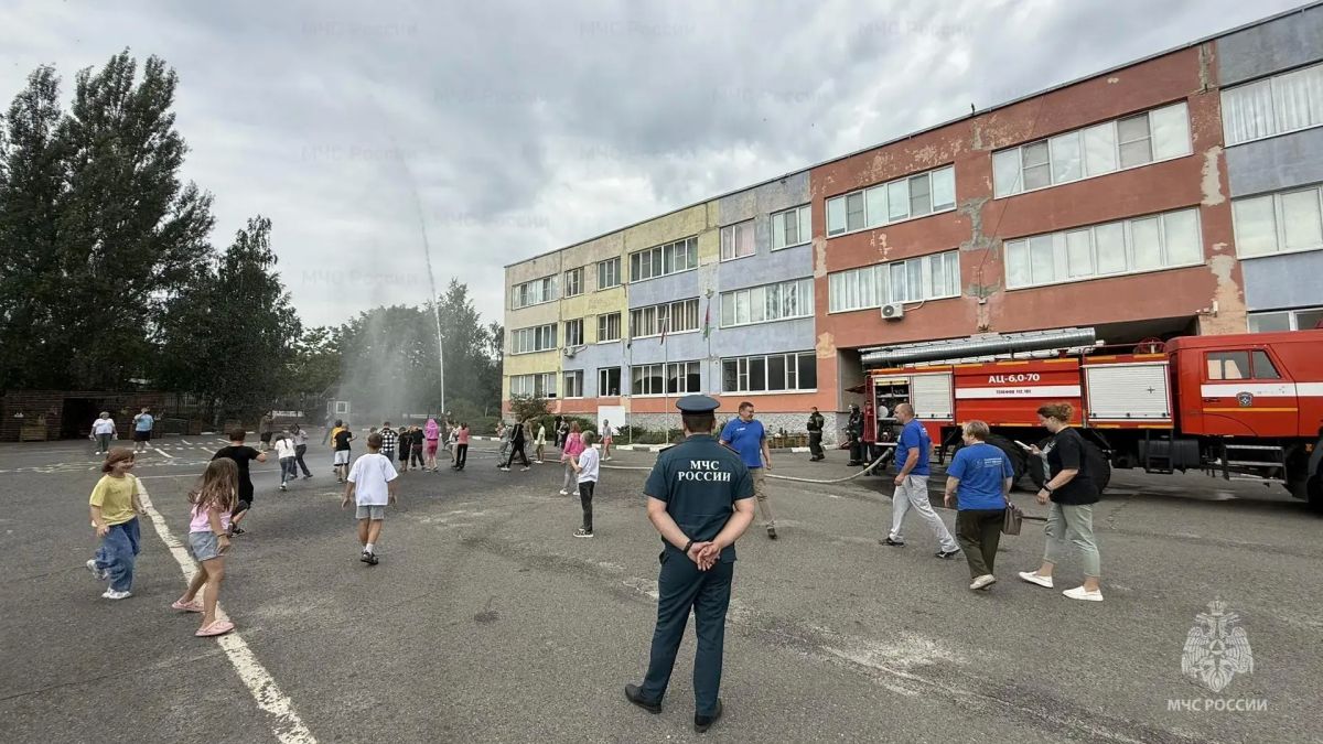 Сотрудники МЧС России совместно с Национальным центром помощи пропавшим и пострадавшим детям провели урок безопасности Сотрудники МЧС России совместно с Национальным центром помощи пропавшим и пострадавшим детям провели урок безопасности