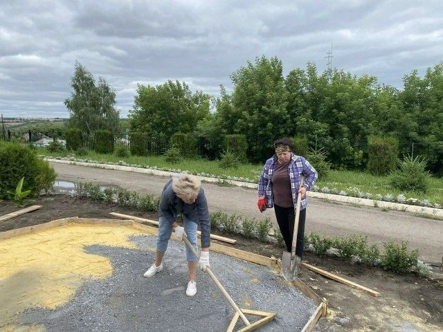 На прошлой неделе команда Совета депутатов Вейделевского муниципального округа отправилась в Должанскую школу, чтобы помочь коллективу подготовиться к региональному конкурсу по благоустройству территории На прошлой неделе команда Совета депутатов Вейделевского муниципального округа отправилась в Должанскую школу, чтобы помочь коллективу подготовиться к региональному конкурсу по благоустройству территории
