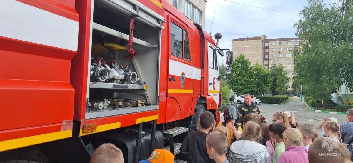 Сотрудники МЧС России совместно с Национальным центром помощи пропавшим и пострадавшим детям провели урок безопасности Сотрудники МЧС России совместно с Национальным центром помощи пропавшим и пострадавшим детям провели урок безопасности
