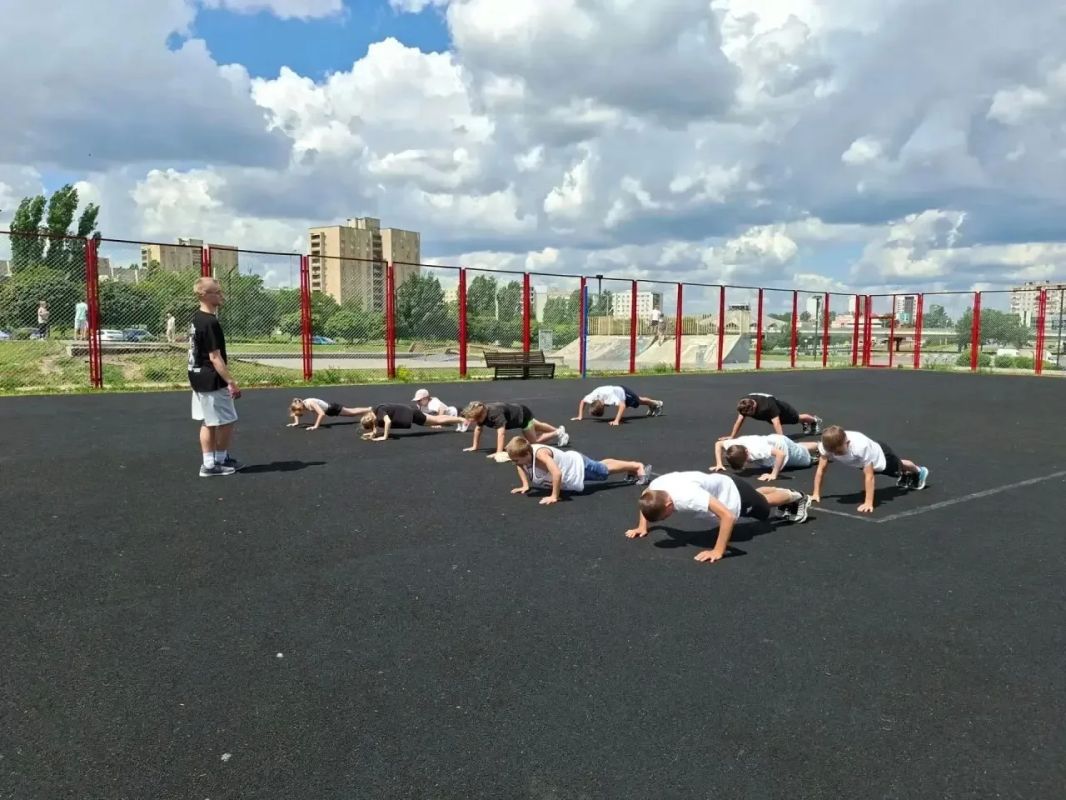 Спорт в каждый двор. В Старом Осколе продолжается реализация муниципального проекта «Спорт в каждый двор»: занятия делают спорт доступнее — теперь тренироваться можно прямо рядом с домом Спорт в каждый двор. В Старом Осколе продолжается реализация муниципального проекта «Спорт в каждый двор»: занятия делают спорт доступнее — теперь тренироваться можно прямо рядом с домом