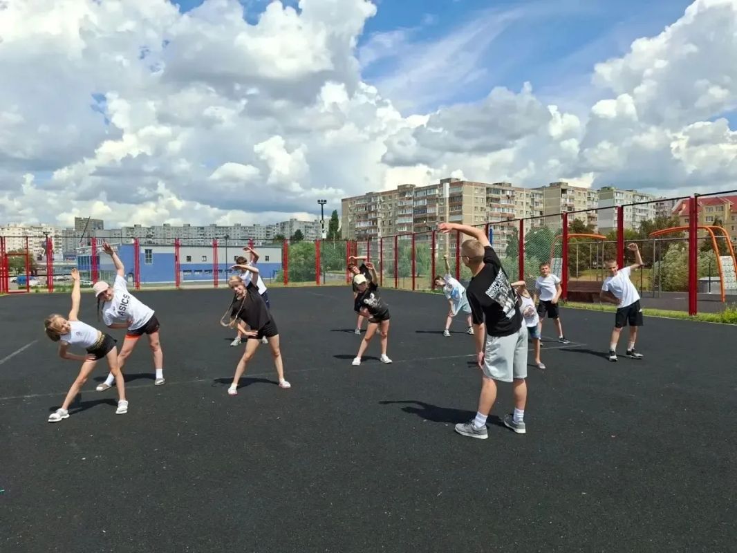Спорт в каждый двор. В Старом Осколе продолжается реализация муниципального проекта «Спорт в каждый двор»: занятия делают спорт доступнее — теперь тренироваться можно прямо рядом с домом Спорт в каждый двор. В Старом Осколе продолжается реализация муниципального проекта «Спорт в каждый двор»: занятия делают спорт доступнее — теперь тренироваться можно прямо рядом с домом