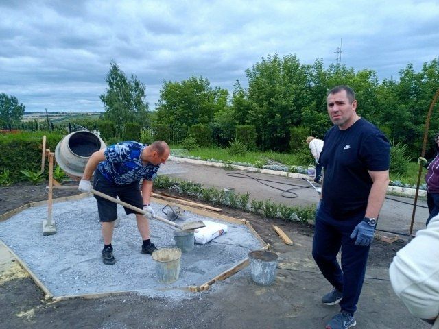 На прошлой неделе команда Совета депутатов Вейделевского муниципального округа отправилась в Должанскую школу, чтобы помочь коллективу подготовиться к региональному конкурсу по благоустройству территории На прошлой неделе команда Совета депутатов Вейделевского муниципального округа отправилась в Должанскую школу, чтобы помочь коллективу подготовиться к региональному конкурсу по благоустройству территории