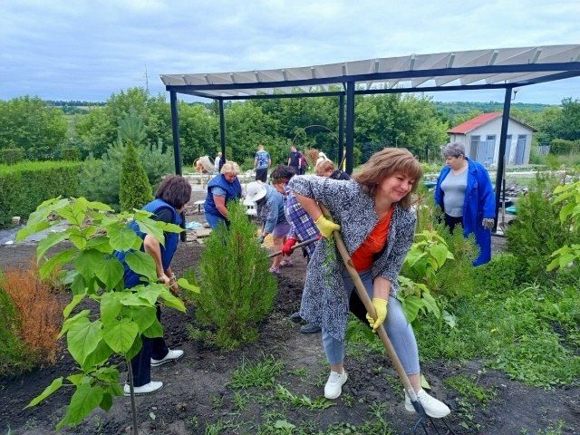 На прошлой неделе команда Совета депутатов Вейделевского муниципального округа отправилась в Должанскую школу, чтобы помочь коллективу подготовиться к региональному конкурсу по благоустройству территории На прошлой неделе команда Совета депутатов Вейделевского муниципального округа отправилась в Должанскую школу, чтобы помочь коллективу подготовиться к региональному конкурсу по благоустройству территории