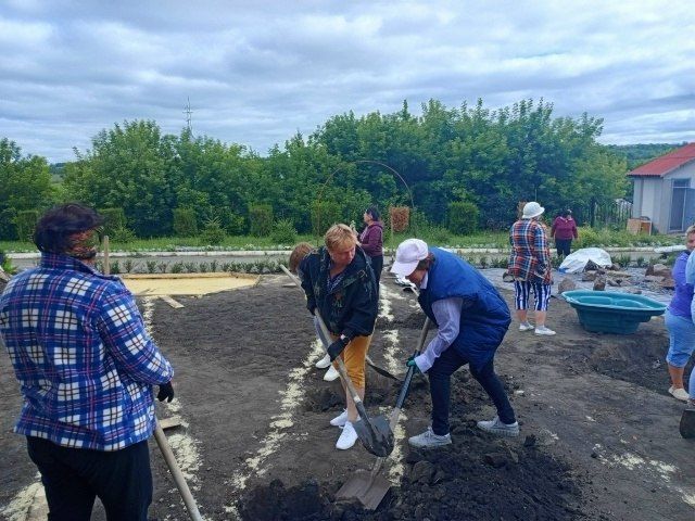 На прошлой неделе команда Совета депутатов Вейделевского муниципального округа отправилась в Должанскую школу, чтобы помочь коллективу подготовиться к региональному конкурсу по благоустройству территории На прошлой неделе команда Совета депутатов Вейделевского муниципального округа отправилась в Должанскую школу, чтобы помочь коллективу подготовиться к региональному конкурсу по благоустройству территории
