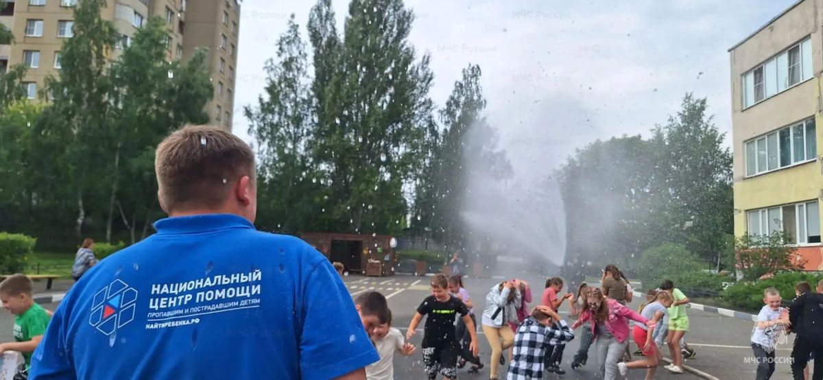 Сотрудники МЧС России совместно с Национальным центром помощи пропавшим и пострадавшим детям провели урок безопасности Сотрудники МЧС России совместно с Национальным центром помощи пропавшим и пострадавшим детям провели урок безопасности