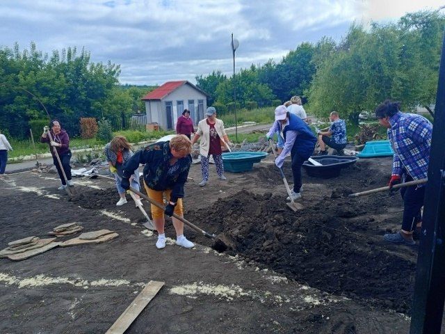 На прошлой неделе команда Совета депутатов Вейделевского муниципального округа отправилась в Должанскую школу, чтобы помочь коллективу подготовиться к региональному конкурсу по благоустройству территории На прошлой неделе команда Совета депутатов Вейделевского муниципального округа отправилась в Должанскую школу, чтобы помочь коллективу подготовиться к региональному конкурсу по благоустройству территории