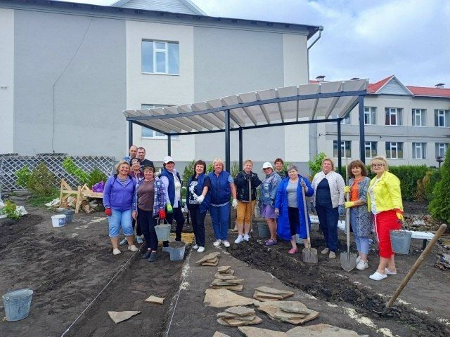 На прошлой неделе команда Совета депутатов Вейделевского муниципального округа отправилась в Должанскую школу, чтобы помочь коллективу подготовиться к региональному конкурсу по благоустройству территории На прошлой неделе команда Совета депутатов Вейделевского муниципального округа отправилась в Должанскую школу, чтобы помочь коллективу подготовиться к региональному конкурсу по благоустройству территории