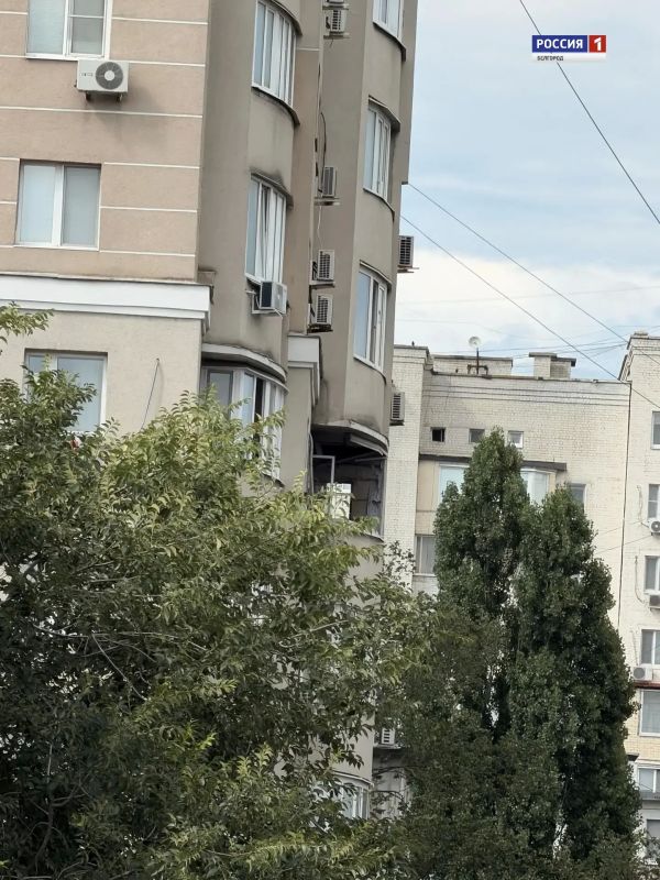 Фото последствий после удара беспилотника ВСУ по многоэтажке в центре Белгорода делятся очевидцы