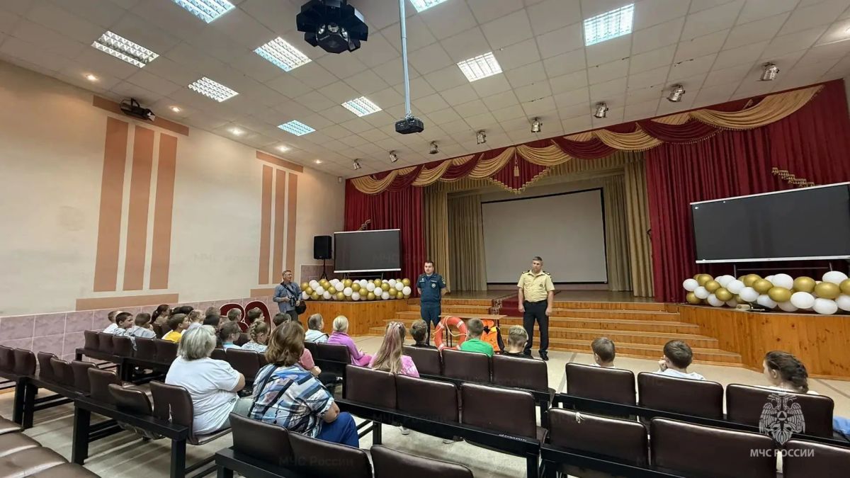 Сотрудники МЧС России совместно с Национальным центром помощи пропавшим и пострадавшим детям провели урок безопасности Сотрудники МЧС России совместно с Национальным центром помощи пропавшим и пострадавшим детям провели урок безопасности