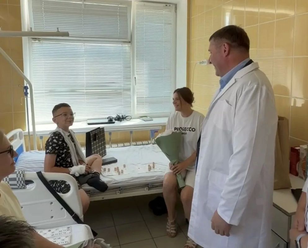 Александр Шуваев: Дорогие друзья!. Навестил наших детей, пострадавших от недавних атак ВСУ на Белгородскую область Александр Шуваев: Дорогие друзья!. Навестил наших детей, пострадавших от недавних атак ВСУ на Белгородскую область