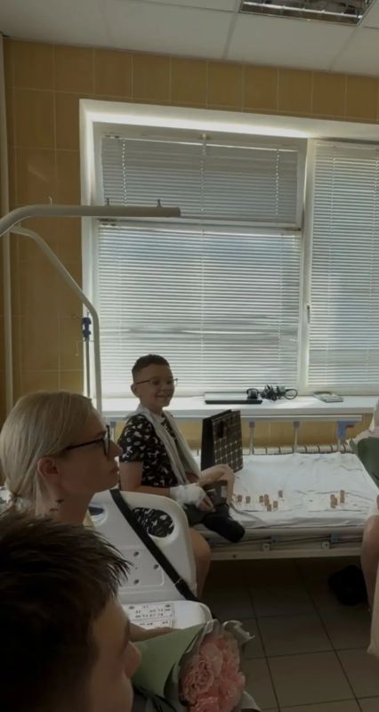 Александр Шуваев навестил детей, пострадавших при атаках ВСУ Александр Шуваев навестил детей, пострадавших при атаках ВСУ