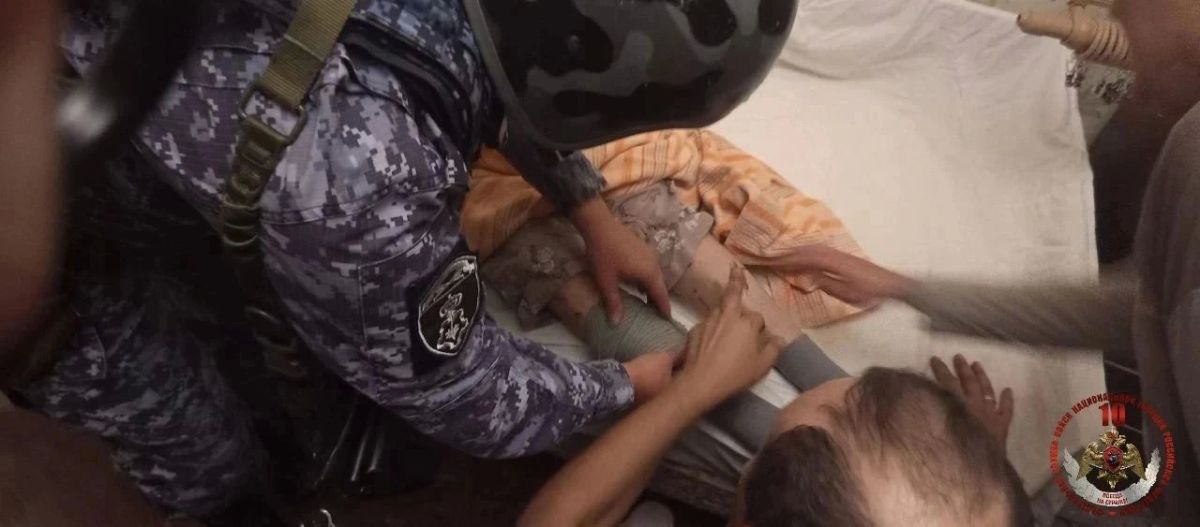Оказали доврачебную помощь и вызвали скорую: росгвардейцы спасли пострадавшую при атаке БПЛА жительницу Белгорода Оказали доврачебную помощь и вызвали скорую: росгвардейцы спасли пострадавшую при атаке БПЛА жительницу Белгорода