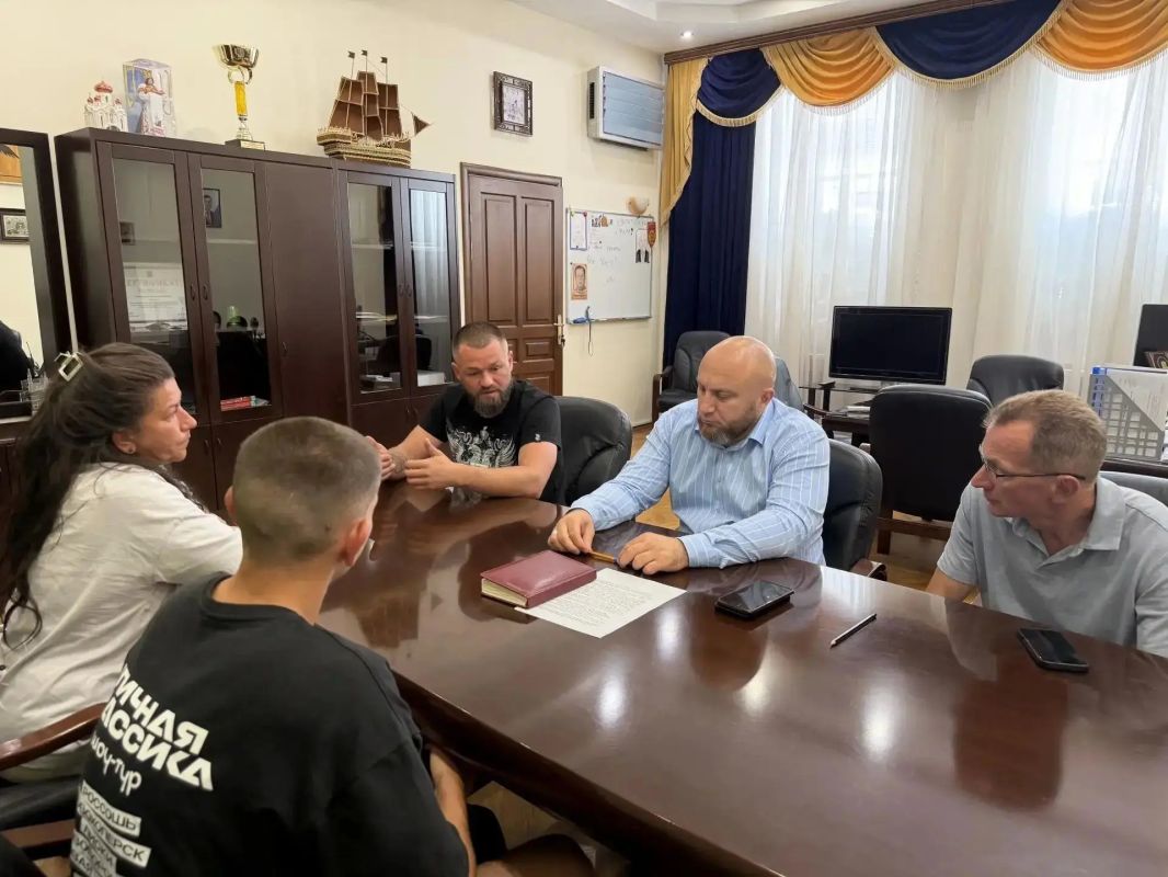 Глава округа Дмитрий Панков пообщался с семьёй юного спортсмена Даниила Посинего Глава округа Дмитрий Панков пообщался с семьёй юного спортсмена Даниила Посинего