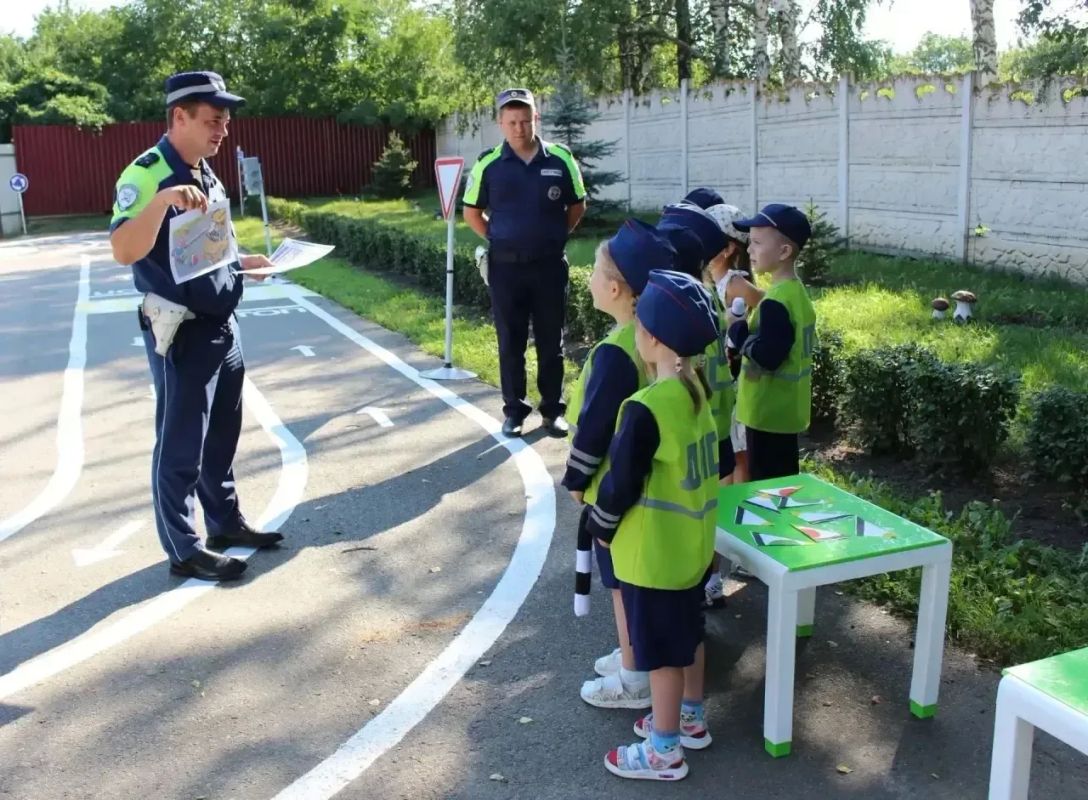 В Белгородской области отряд ЮПИД принял участие в эстафете по ПДД от сотрудников Госавтоинспекции В Белгородской области отряд ЮПИД принял участие в эстафете по ПДД от сотрудников Госавтоинспекции