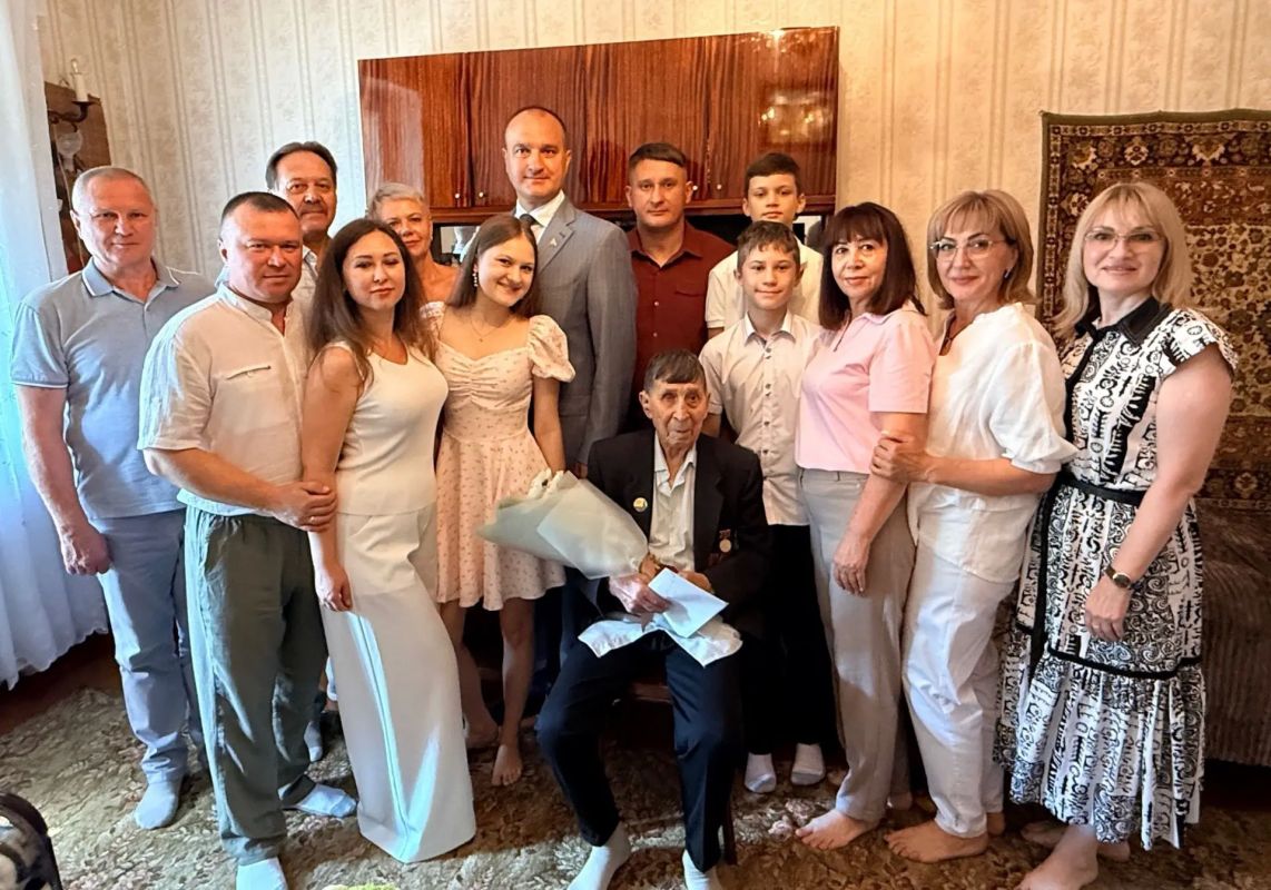 В Губкинском округе поздравили с вековым юбилеем ветерана-строителя Якова Игнатьевича Зеленских! В Губкинском округе поздравили с вековым юбилеем ветерана-строителя Якова Игнатьевича Зеленских!