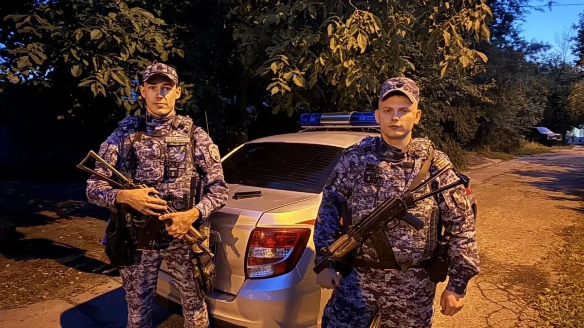 Увидел росгвардейцев и выбросил свёрток с синтетическим наркотиком в клумбу Увидел росгвардейцев и выбросил свёрток с синтетическим наркотиком в клумбу