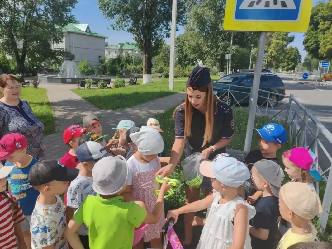 Пешеходные экскурсии организовали белгородские автоинспекторы для дошкольников Пешеходные экскурсии организовали белгородские автоинспекторы для дошкольников