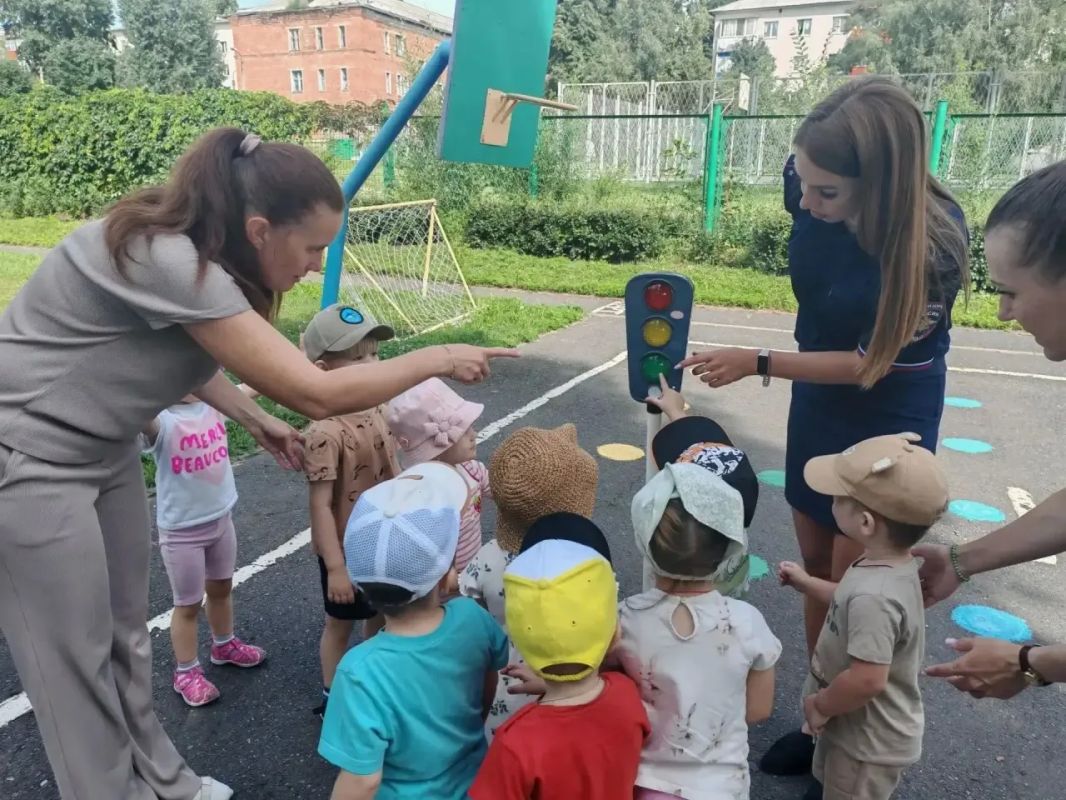 Пешеходные экскурсии организовали белгородские автоинспекторы для дошкольников Пешеходные экскурсии организовали белгородские автоинспекторы для дошкольников