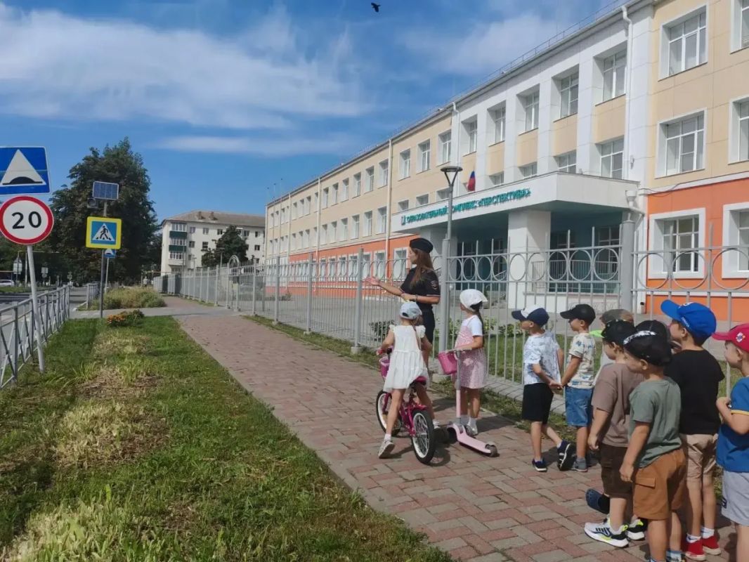 Пешеходные экскурсии организовали белгородские автоинспекторы для дошкольников Пешеходные экскурсии организовали белгородские автоинспекторы для дошкольников
