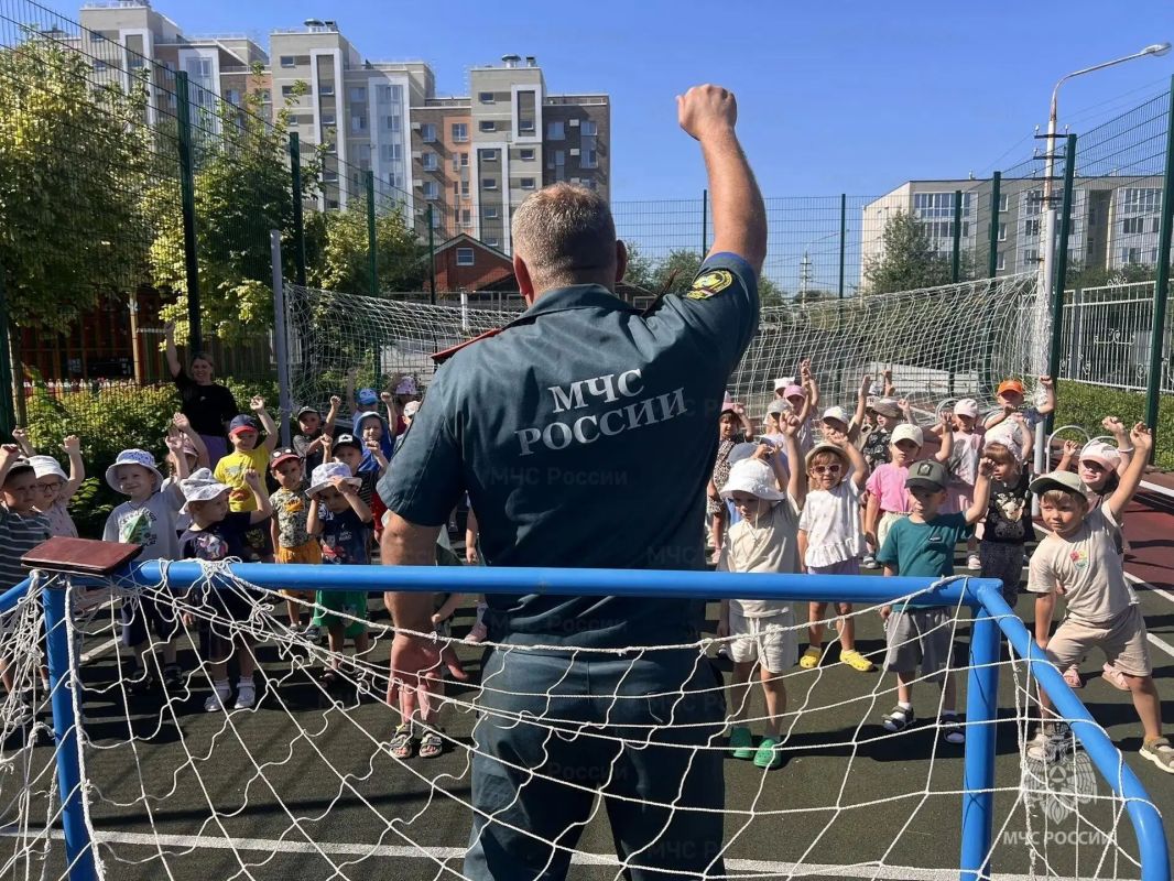 Зарядка со спасателем прошла в детском саду № 16 города Белгорода Зарядка со спасателем прошла в детском саду № 16 города Белгорода