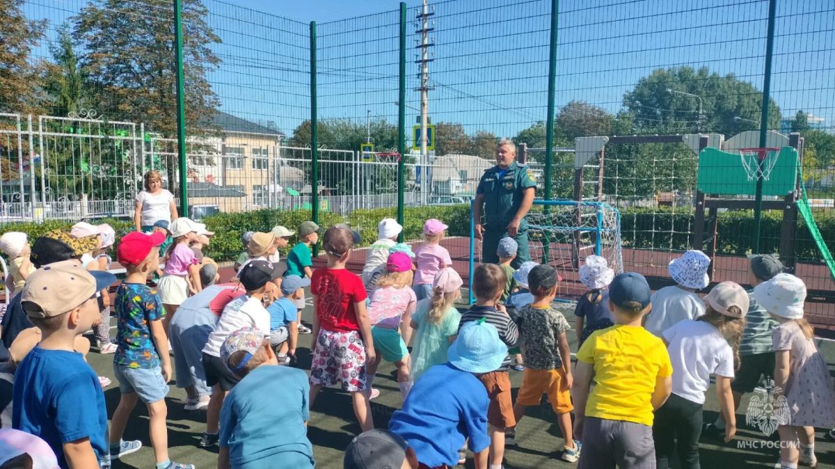 Зарядка со спасателем прошла в детском саду № 16 города Белгорода Зарядка со спасателем прошла в детском саду № 16 города Белгорода