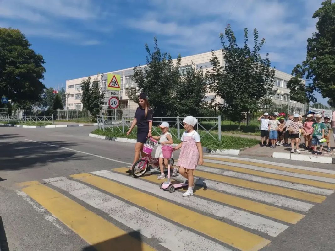 Пешеходные экскурсии организовали белгородские автоинспекторы для дошкольников Пешеходные экскурсии организовали белгородские автоинспекторы для дошкольников
