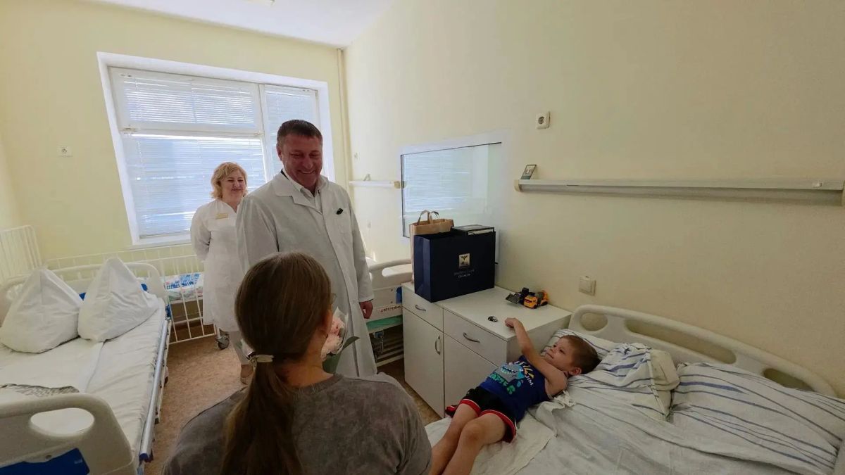 Александр Шуваев навестил пострадавшего при атаке БПЛА мальчика и помог с переводом тяжелобольной девочки Александр Шуваев навестил пострадавшего при атаке БПЛА мальчика и помог с переводом тяжелобольной девочки