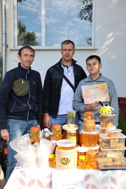 Самая сладкая ярмарка «Волоконовский медовый пир» сегодня в тринадцатый раз встретила гостей! Самая сладкая ярмарка «Волоконовский медовый пир» сегодня в тринадцатый раз встретила гостей!