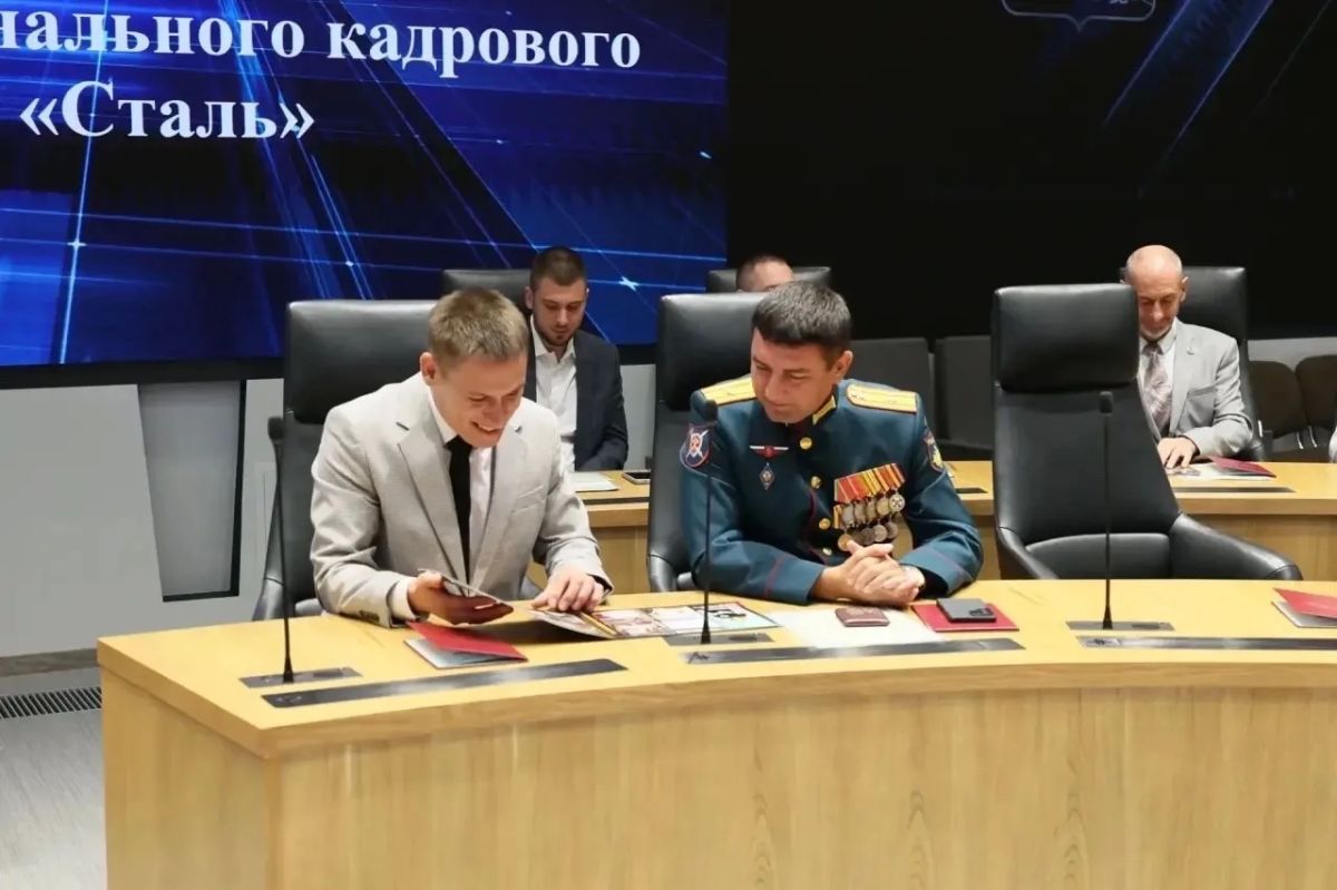 Василий Голиков: В Правительстве Белгородской области врио губернатора Александр Шуваев вручил дипломы выпускникам первого потока региональной кадровой программы «Сталь» Василий Голиков: В Правительстве Белгородской области врио губернатора Александр Шуваев вручил дипломы выпускникам первого потока региональной кадровой программы «Сталь»