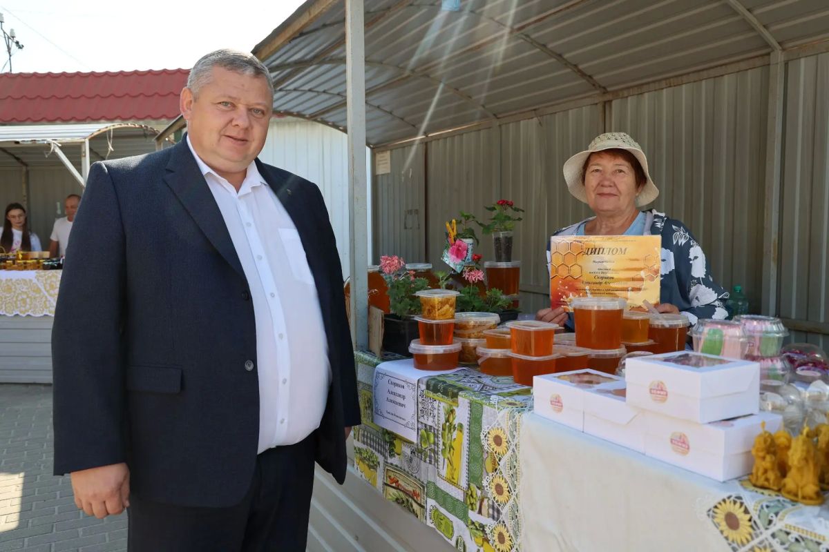 Самая сладкая ярмарка «Волоконовский медовый пир» сегодня в тринадцатый раз встретила гостей! Самая сладкая ярмарка «Волоконовский медовый пир» сегодня в тринадцатый раз встретила гостей!